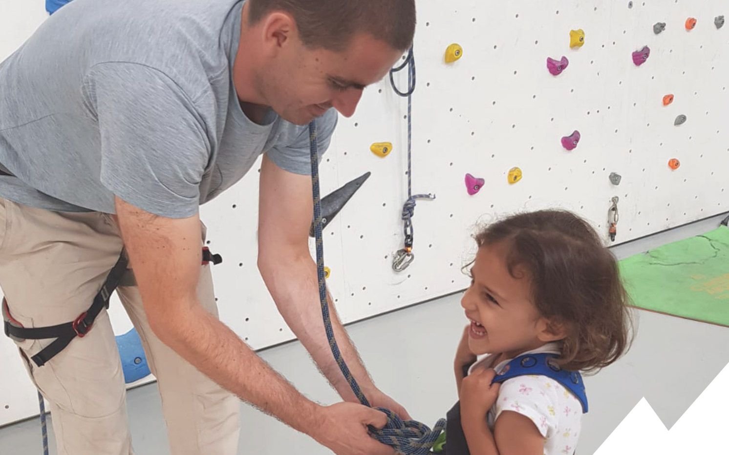 enfant grimpant une voie à dorénaz en valais lors d'un cours d'initiation à l'escalade donné par lionel bonvin