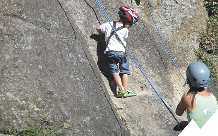 enfant grimpant une voie à dorénaz en valais lors d'un cours d'initiation à l'escalade donné par lionel bonvin
