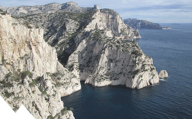 vue d'un paysage des calanques lors d'un camp d'escalade organisé par lionel bonvin