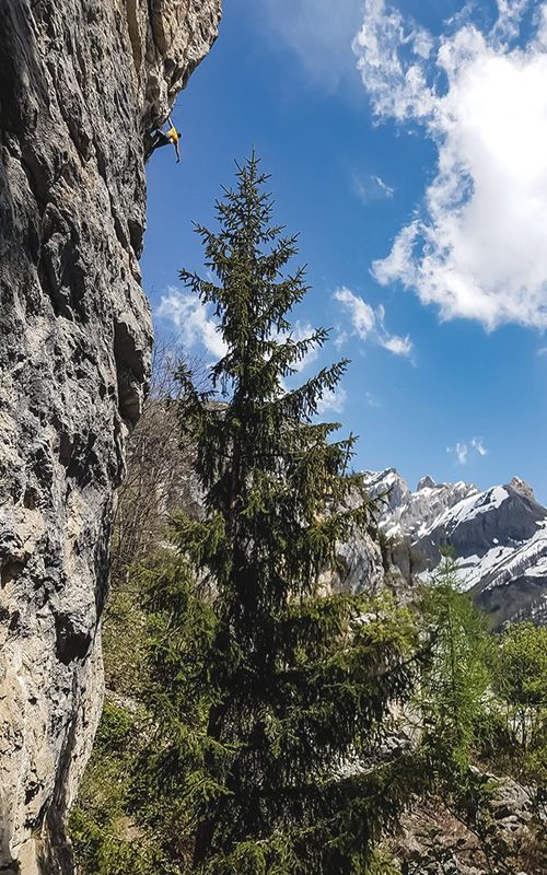 grimpeur au rawyl en valais dans un cours d'escalade donné par lionel bonvin